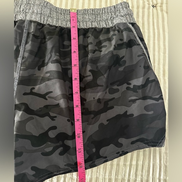 Vuori Clementine 2.0 Women's Camouflage Athletic Shorts. 2” - Picture 8 of 9